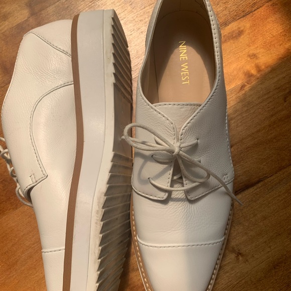 Nine West white lace up shoe - Picture 2 of 8